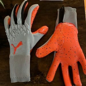 Puma size 7 goalkeeper gloves